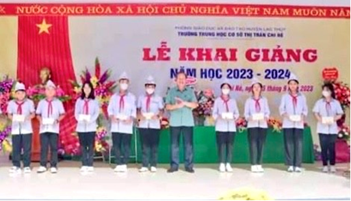 Ảnh: Ông Nguyễn Văn Hải, Phó Bí thư Huyện ủy, Chủ tịch UBND huyện Lạc Thủy trao học bổng cho học sinh tại Lễ khai giảng năm học 2023 - 2024.

